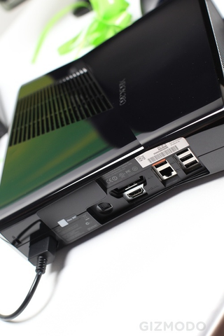 Illustration for article titled The New Xbox 360 in Person: So Glossy It Hurts